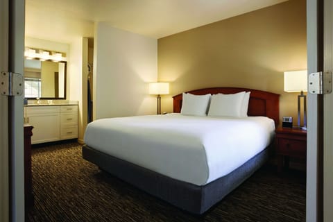 1 bedroom, Egyptian cotton sheets, premium bedding, down comforters