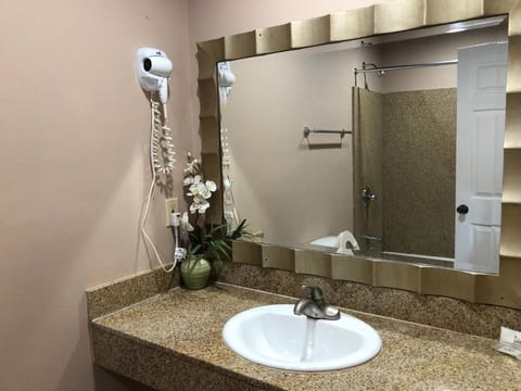 Combined shower/tub, towels