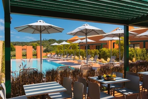 Daily full breakfast (EUR 10 per person)