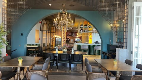 Breakfast, lunch served; local and international cuisine, ocean views