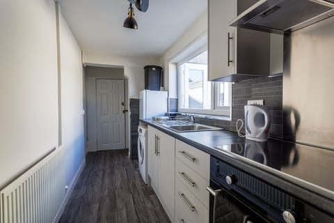 Classic House | Private kitchen | Full-size fridge, microwave, oven, stovetop