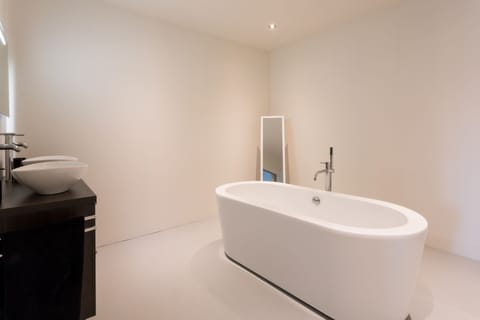 Suite (Cato) | Bathroom | Shower, free toiletries, towels