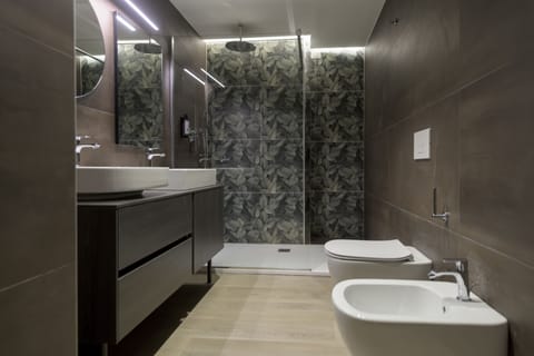 Junior Suite | Bathroom | Shower, designer toiletries, hair dryer, towels