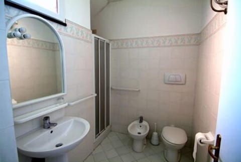 Studio (4 adults) | Bathroom | Shower, towels