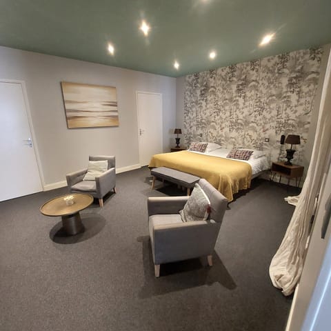 Family Room PMR | In-room safe, desk, soundproofing, free WiFi