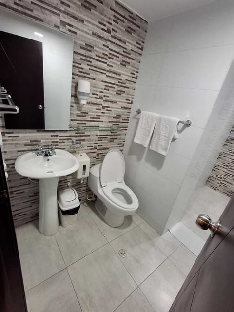 Family Room (Fan) | Bathroom | Shower, rainfall showerhead, free toiletries, towels