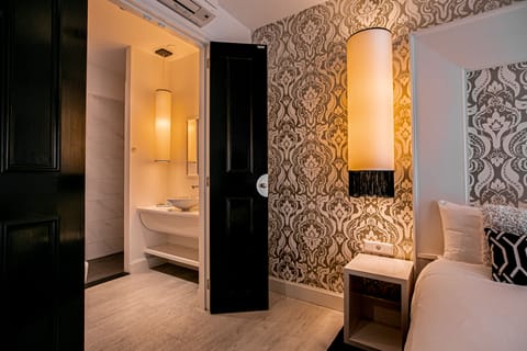 Standard Double Room | Bathroom | Free toiletries, hair dryer, towels