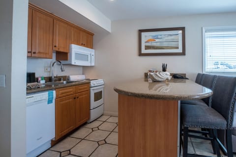 Studio Suite, Non Smoking, Ocean View | Private kitchen | Fridge, microwave, oven, stovetop