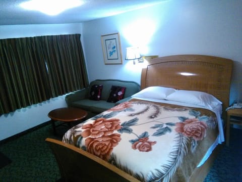 Room, 1 Queen Bed | Desk, free WiFi, bed sheets