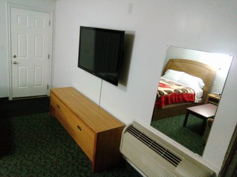 Room, 1 Queen Bed | Desk, free WiFi, bed sheets