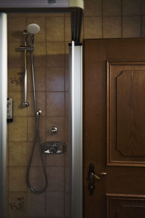 Economy Double Room, Balcony, Courtyard View | Bathroom