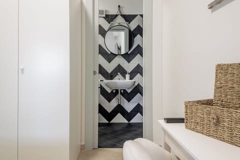 Deluxe Double Room, Private Bathroom, City View | Bathroom | Shower, free toiletries, hair dryer, towels