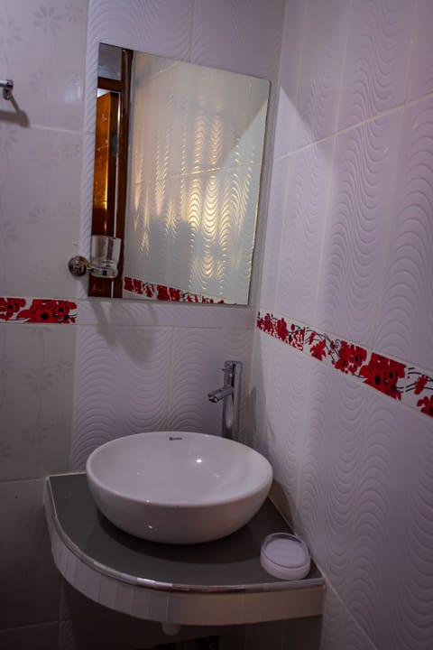 Basic Double Room | Bathroom | Shower, free toiletries, hair dryer, towels