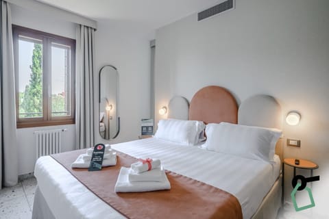 Double Room, Garden View | Minibar, in-room safe, desk, cribs/infant beds