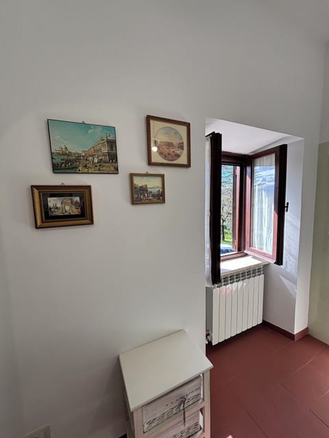 Deluxe Room, Hill View | Bathroom | Hair dryer, towels, soap, shampoo