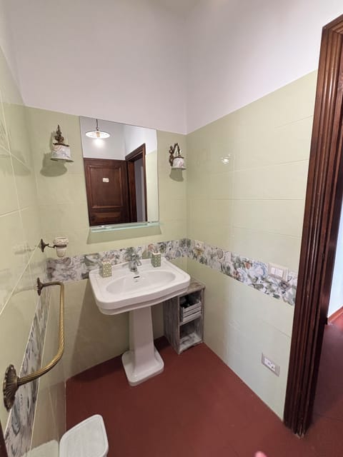 Desk, laptop workspace, free WiFi