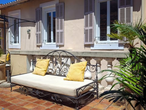 Classic Double Room | In-room safe, iron/ironing board, free WiFi, bed sheets