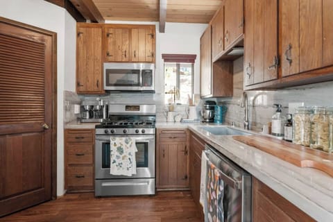 Signature Cabin, 3 Bedrooms, Non Smoking, Kitchen | Private kitchen | Fridge, microwave, oven, stovetop