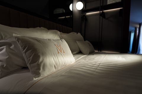 Exclusive Suite, Lake View | Minibar, in-room safe, desk, laptop workspace