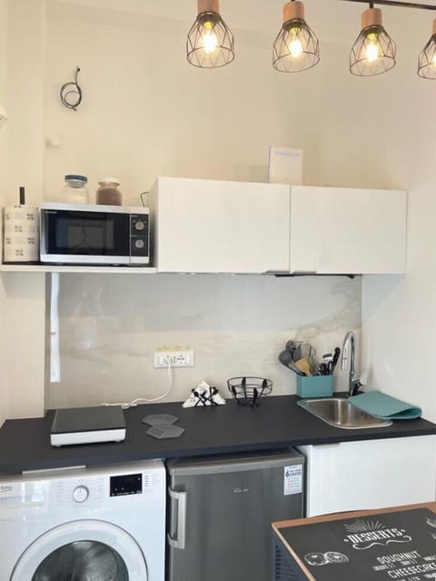 Studio, 1 Double Bed, Patio | Private kitchen | Electric kettle, dining tables