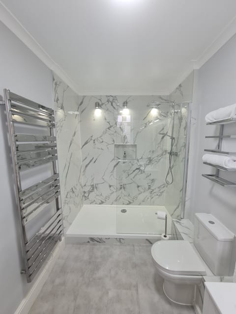 Twin Room, City View | Bathroom | Hair dryer, towels