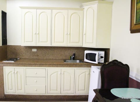 Executive Room, 1 Queen Bed | Private kitchenette | Fridge, microwave