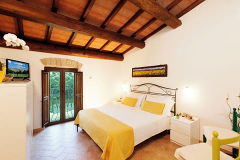 Triple Room, Garden View | Desk, soundproofing, free WiFi