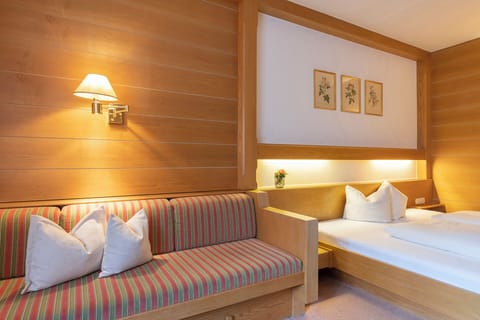 Classic Double Room, Mountain View | Desk, free WiFi