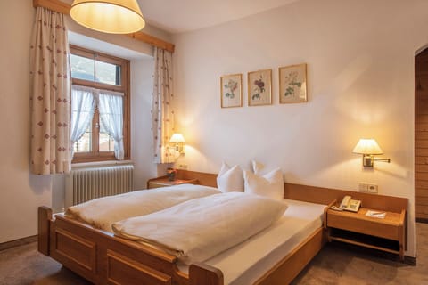 Classic Double Room, Mountain View | Desk, free WiFi