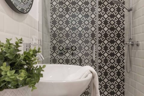 Apartment, 1 Queen Bed, Non Smoking, Kitchenette | Bathroom