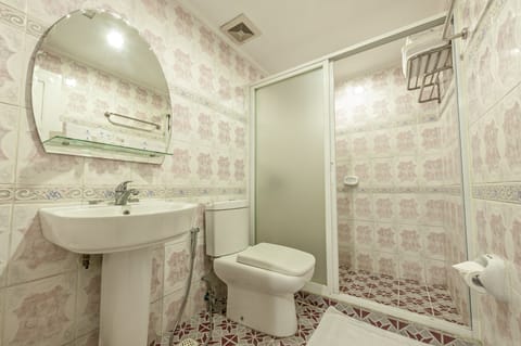 Junior Suite | Bathroom | Shower, free toiletries, bidet, towels