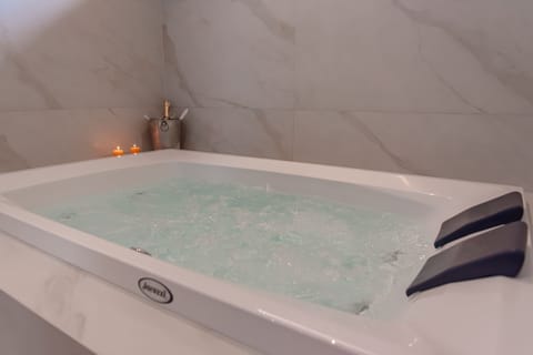 Deluxe Double Room, Jetted Tub, Partial Sea View | Bathroom | Shower, hair dryer, towels