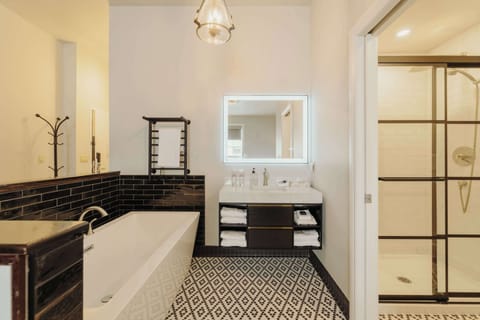 Standard Room, 1 King Bed, Non Smoking (Walk-in Shower) | Bathroom | Designer toiletries, hair dryer, towels, toilet paper