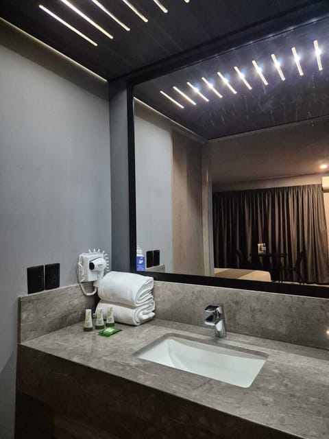 Executive Villa | Bathroom | Shower, hair dryer, towels, soap