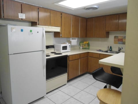 Room, 1 Bedroom, Ground Floor (06) | Private kitchen | Full-size fridge, microwave, stovetop, dishwasher