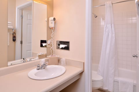 Combined shower/tub, hair dryer, towels