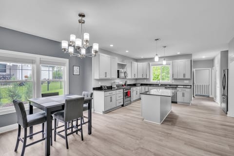 House, 4 Bedrooms | Private kitchen | Fridge, oven, coffee/tea maker, toaster