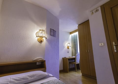 Single Room | Desk, blackout drapes, soundproofing, free WiFi