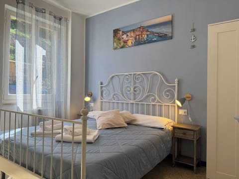 Double Room, Mountain View | Minibar, in-room safe, free WiFi, bed sheets