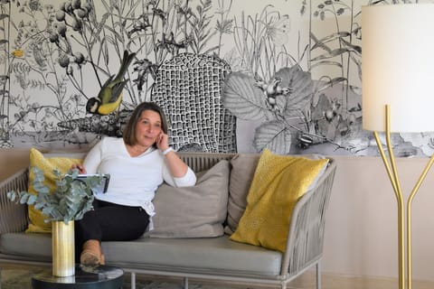 Cocktail bar, golf course views, open daily