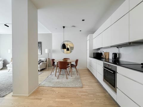 Coffee/tea maker, electric kettle, blender, spices