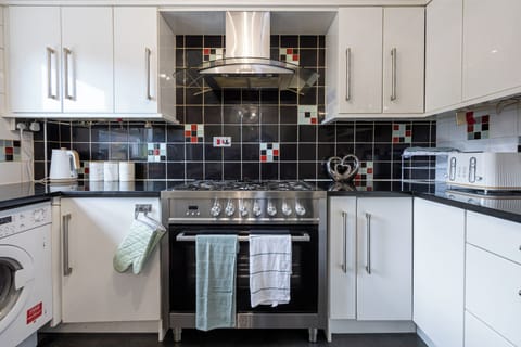 Comfort House | Private kitchen | Full-size fridge, microwave, dishwasher, cookware/dishes/utensils