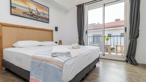 Premium bedding, desk, blackout drapes, free WiFi