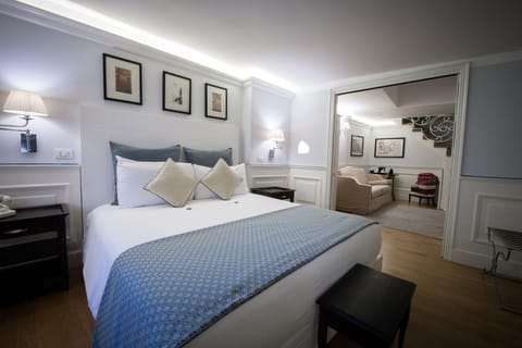 Suite with Terrace and Jacuzzi | Down comforters, minibar, in-room safe, desk