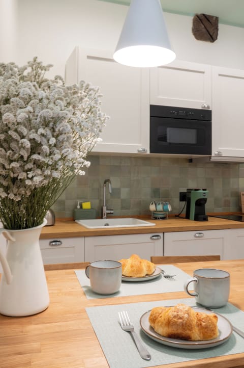 Deluxe Apartment, Microwave, Courtyard View | Private kitchen