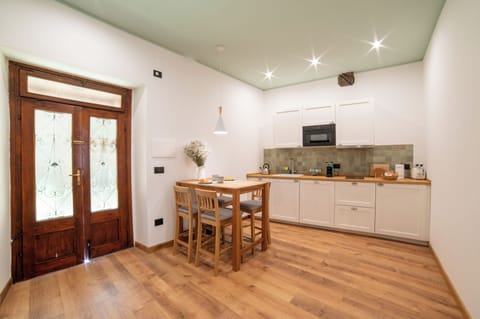 Deluxe Apartment, Microwave, Courtyard View | Private kitchen