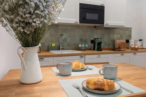 Deluxe Apartment, Microwave, Courtyard View | Private kitchen