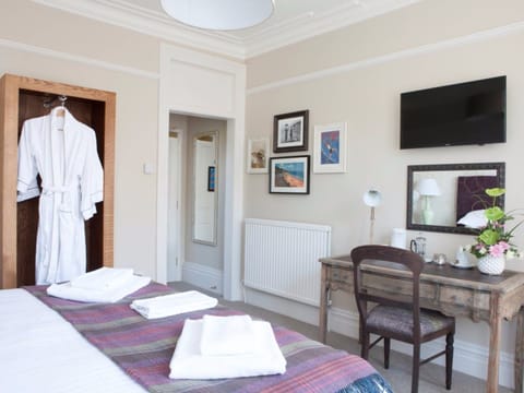 Double Room (with Shower) | In-room safe, individually decorated, desk, iron/ironing board