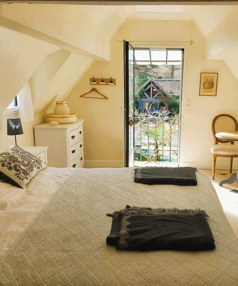 Classic Double Room, Pool View | Blackout drapes, free WiFi