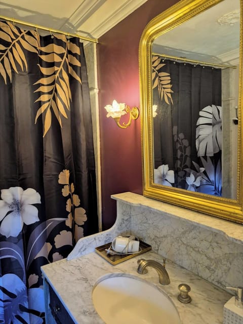 Classic Room, 1 King Bed | Bathroom